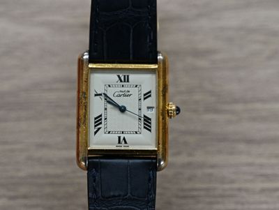 gros plan d'une montre-bracelet avec des chiffres romains