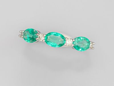 une bague en émeraude et diamant