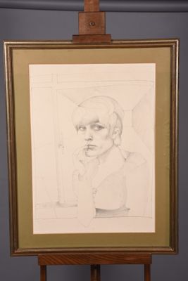 portrait d'un homme de profil, au crayon sur papier, posé sur un chevalet en bois
