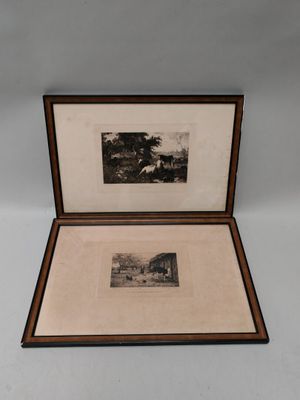 une vieille photo d'une photo représentant une maison, dans une boîte en bois