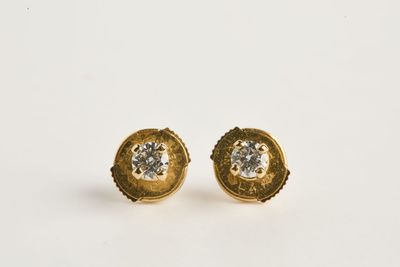 une paire de boucles d'oreilles en or et diamants sur fond blanc