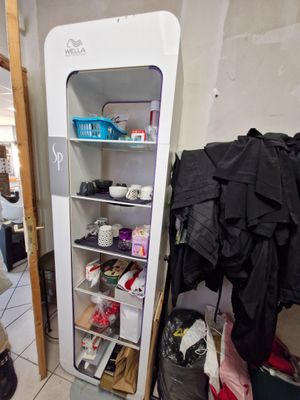 Présentoir WELLA en métal blanc à cinq niveaux en verre et s…