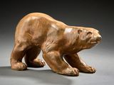 statue d'un ours brun sur un fond gris