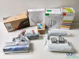 un grand nombre d'objets posés sur une table