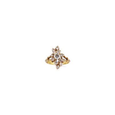 une image d'une bague en or avec des diamants sur un fond blanc