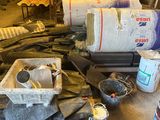 un tas de bric-à-brac dans un garage rempli d'outils