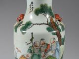 un vase blanc orné d'une peinture représentant des personnes