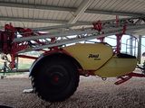 un tracteur garé sous un bâtiment