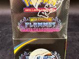 une boîte de cartes à collectionner Pokémon posée sur une surface noire