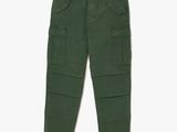 un gros plan sur un pantalon vert sur fond blanc