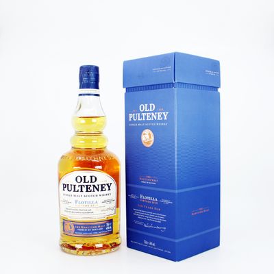 une bouteille de whisky Old Pultenney à côté d'une boîte bleue