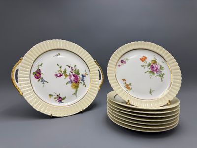 plusieurs assiettes sont empilées sur une table
