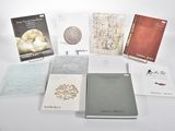 de nombreux livres posés sur une table blanche
