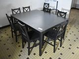 une table et des chaises dans une pièce au sol carrelé