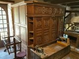 un grand meuble en bois au milieu d'une pièce