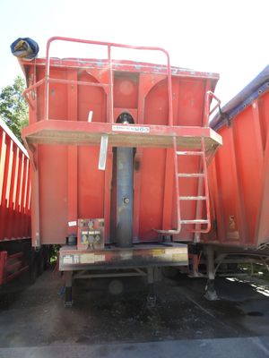 un wagon rouge garé à côté d'un autre wagon rouge