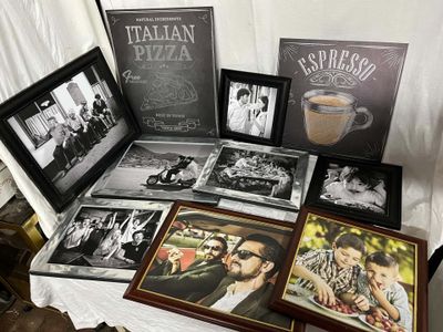 plein de photos posées sur une table, à côté d'une tasse de café