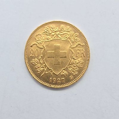 une image d'une pièce d'or sur une surface blanche