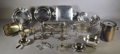 beaucoup d'objets en argent posés sur une table