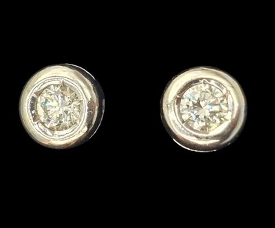 Paire de clous d'oreilles en or gris, probablement 585°°
