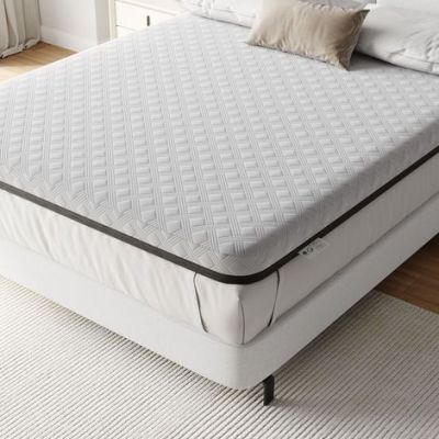 une photo d'un lit avec un matelas dessus