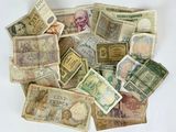 une pile de vieux billets posée sur une surface blanche