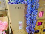 de nombreuses boîtes de fleurs posées par terre