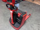 un chariot élévateur rouge et noir dans un entrepôt