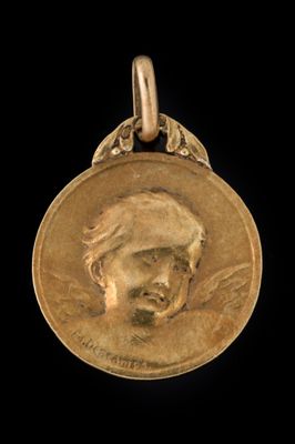 Gros plan sur une médaille d'or portant le visage d'une femme