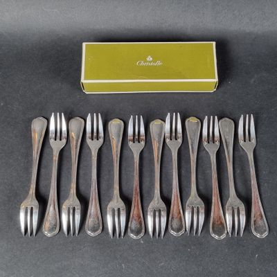 six fourchettes et une boîte de couverts sont posées sur une table