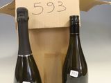 deux bouteilles de vin dans une boîte en carton posée sur le comptoir