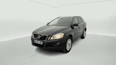 Le SUV Volvo est garé dans une pièce blanche au sol blanc.
