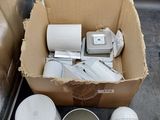 une boîte en carton remplie d'appareils électroniques posée par terre