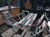 de nombreuses chaises et une table sur la terrasse