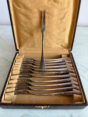 un coffret contenant un ensemble de fourchettes et de cuillères