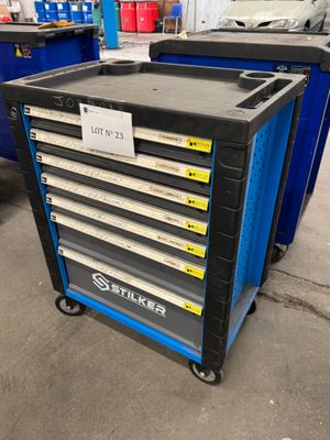 un gros plan sur une armoire à outils dans un garage