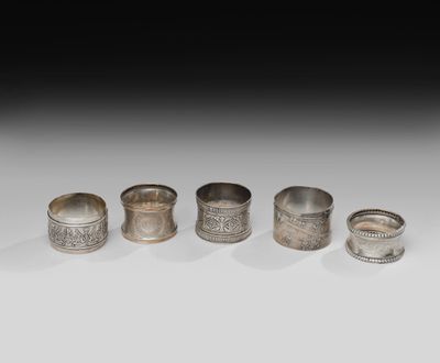 un lot de cinq ronds de serviette en argent