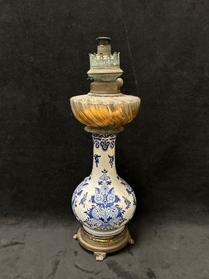 un vase bleu et blanc posé sur une surface noire