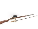 un vieux fusil avec une crosse en bois et une crosse en bois