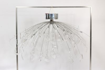 une photo d'un lustre moderne en verre et en métal