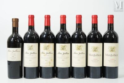 six bouteilles de vin rouge alignées sur une surface blanche