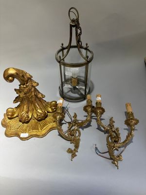 un bougeoir en or et un bougeoir en verre posés sur une table