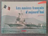 un livre sur lequel figure l'image d'un navire de la marine au milieu de l'eau
