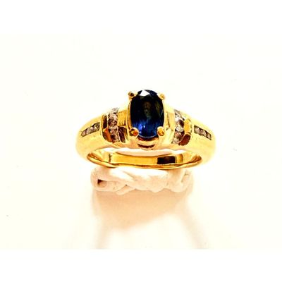 une image d'une bague en or avec une pierre bleue