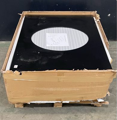 une boîte en carton sur laquelle figure une image, posée sur une palette