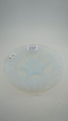 une plaque de verre portant un numéro, posée sur une table