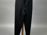 un mannequin vêtu d'un pantalon noir et d'une chemise blanche