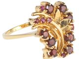 une image représentant une bague en or sertie de grenats