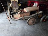 une petite voiture miniature qui se trouve dans un garage