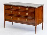 une commode avec un plateau en marbre posée sur un piètement en bois